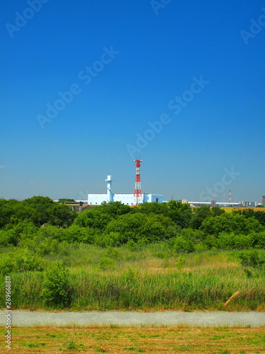 江戸川土手から見る対岸の排水機場風景