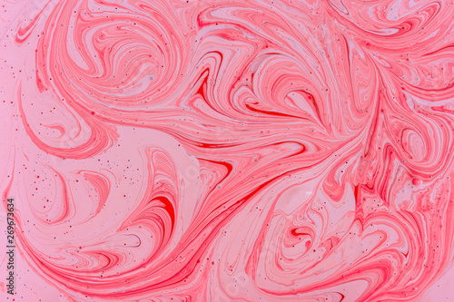 Foto The mixing of the two liquid colors red and pink
