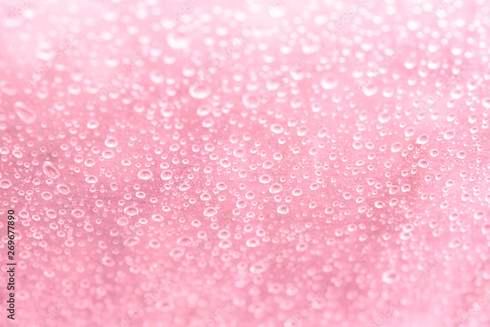 キラキラ光るピンクソーダのような水滴