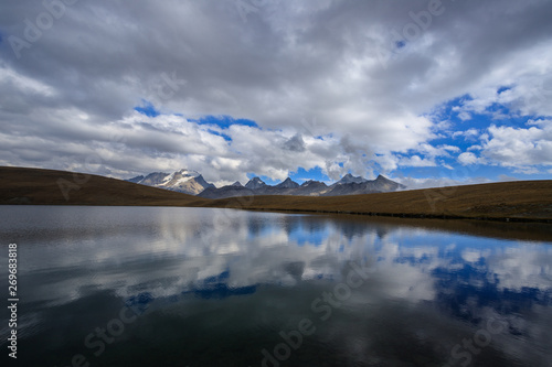 lago Rosset in alta valle dell'Orco, nal Parco nazionale del Gran Paradiso. Sullo sfondo il Gran Paradiso. 