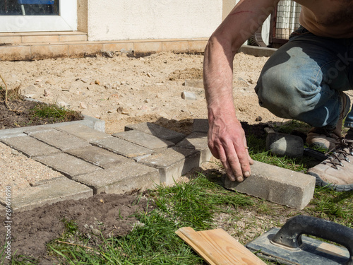 To pave with bricks construction of paved paths