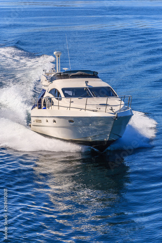 Fotografiet Fast motor boat with waves on the sea