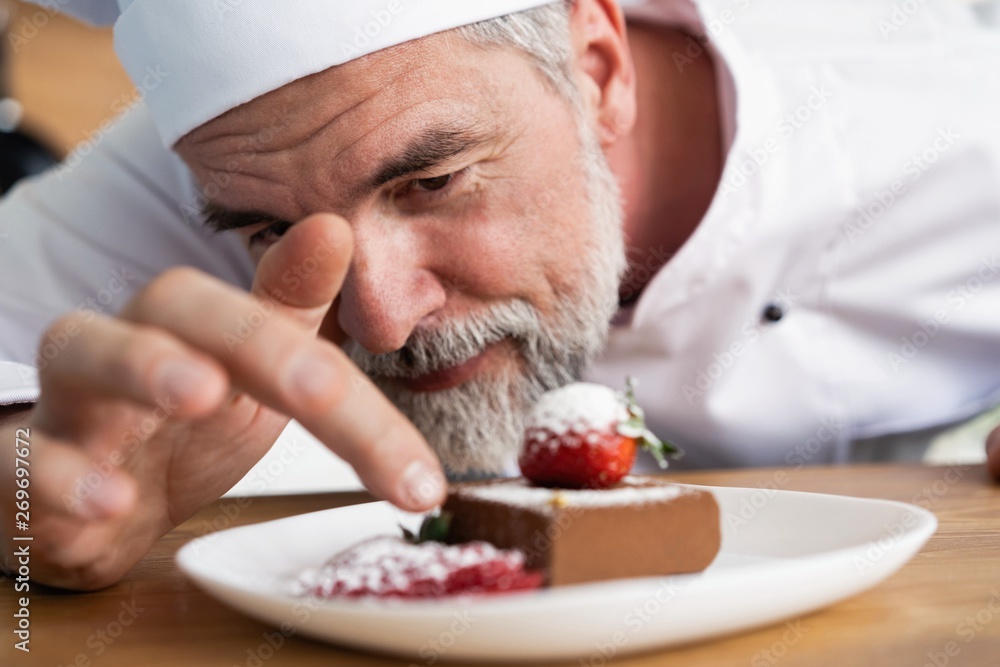 Φωτογραφία Close up pastry chef decoration delicious dessert dish, serving for customers in bakery, garnishing dessert plate in commercial kitchen