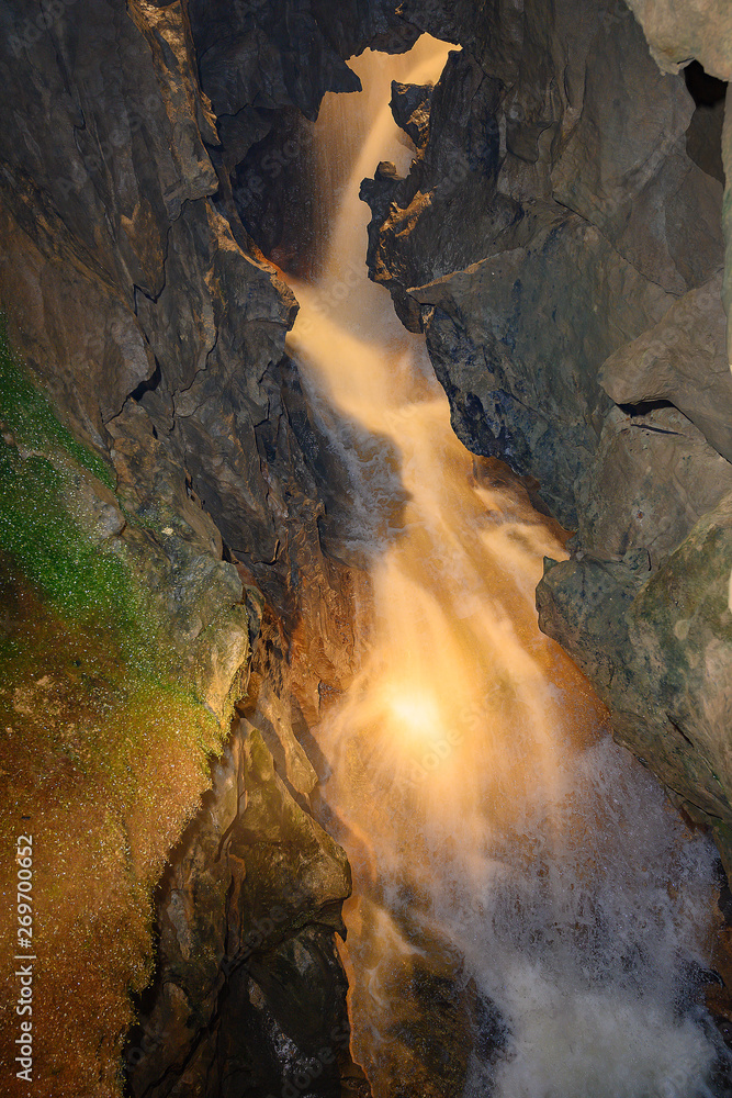 Unterirdischer Fluss in der Beatushöhle bei Interlaken, Bern, Schweiz