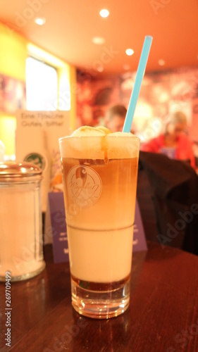 caramel macchiato Kaffee auf dem Tisch