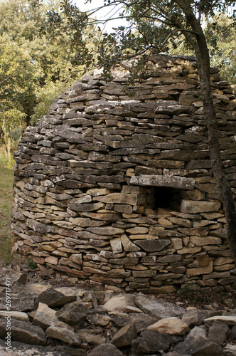 Abri ou maison, oppidum de Nages photo
