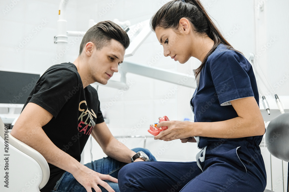 Obraz premium Womans dentist working in the dental office.