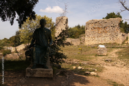 Statue d'un romain devant le rempart du camp de César photo