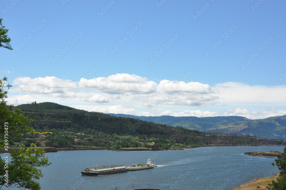 Obraz premium Columbia River Barge