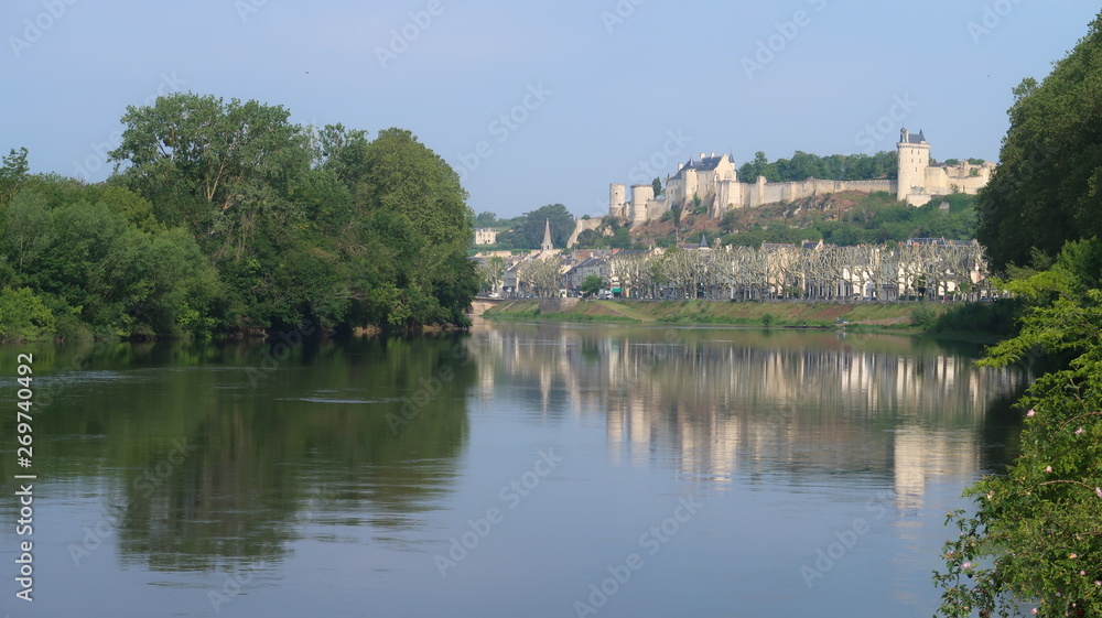 Panorama sur la ville de Chinon et son reflet dans le fleuve de la Vienne (France)