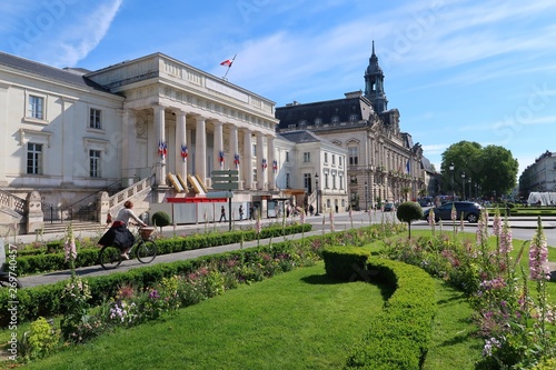 Ville de Tours, place Jean-Jaurès avec le palais de justice et l'hôtel de ville (France) photo