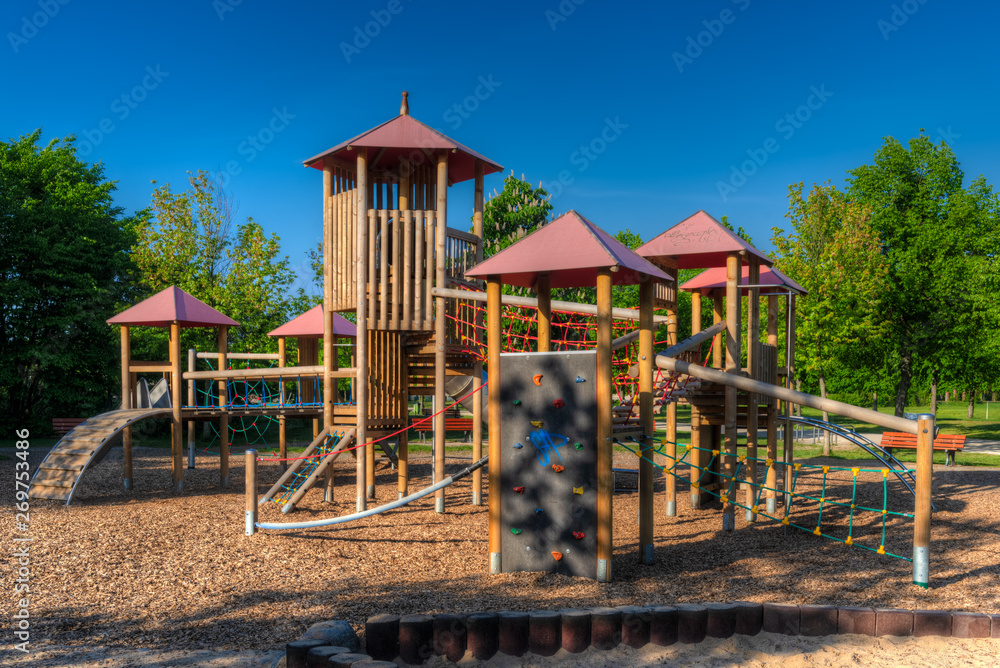Ein Abenteuerspielplatz bei schönem Wetter am Morgen Ein Abenteuerspielplatz bei schönem Wetter am Morgen