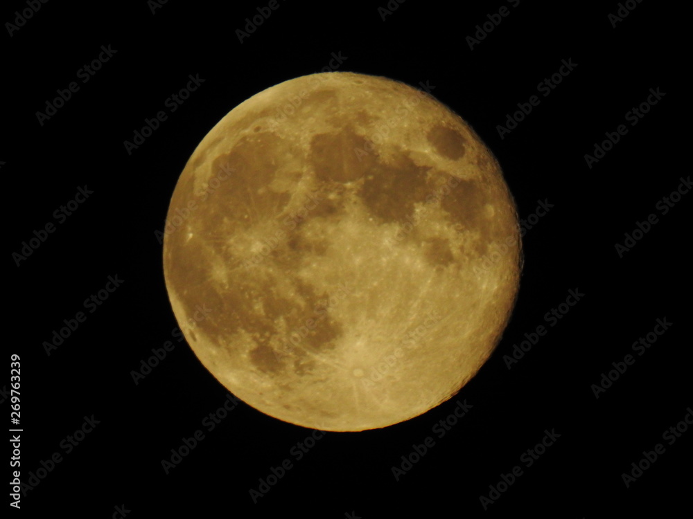 Obraz premium Niebieski księżyc maja 2019 w kolorze ochry, ostatni niebieski księżyc dekady