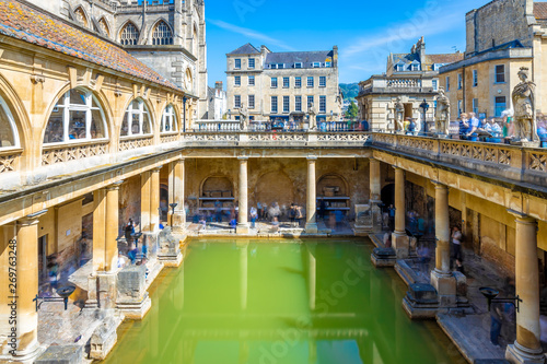 Foto Long exposure view of roman bath in Bath, England