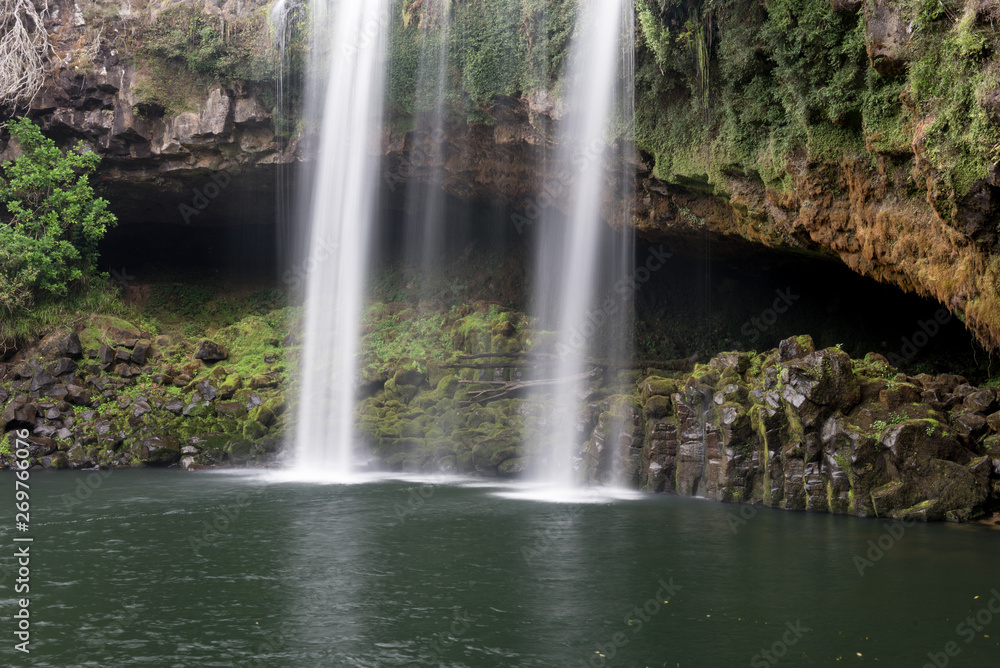 Obraz premium Dno Rainbow Falls lub Waianiwaniwa, na rzece Kerikeri przepływającej przez bazaltową półkę w lesie. Northland, Nowa Zelandia.