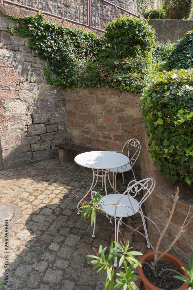 Terrassen-/ Gartengestaltung im mediterranen Stil mit Tisch und Stühlen 