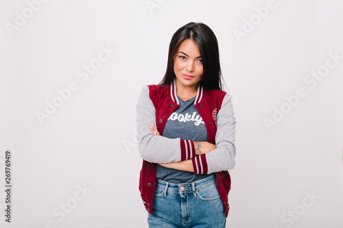 Foto Indoor portrait of charming asian girl with tattoo under jacket sleeve