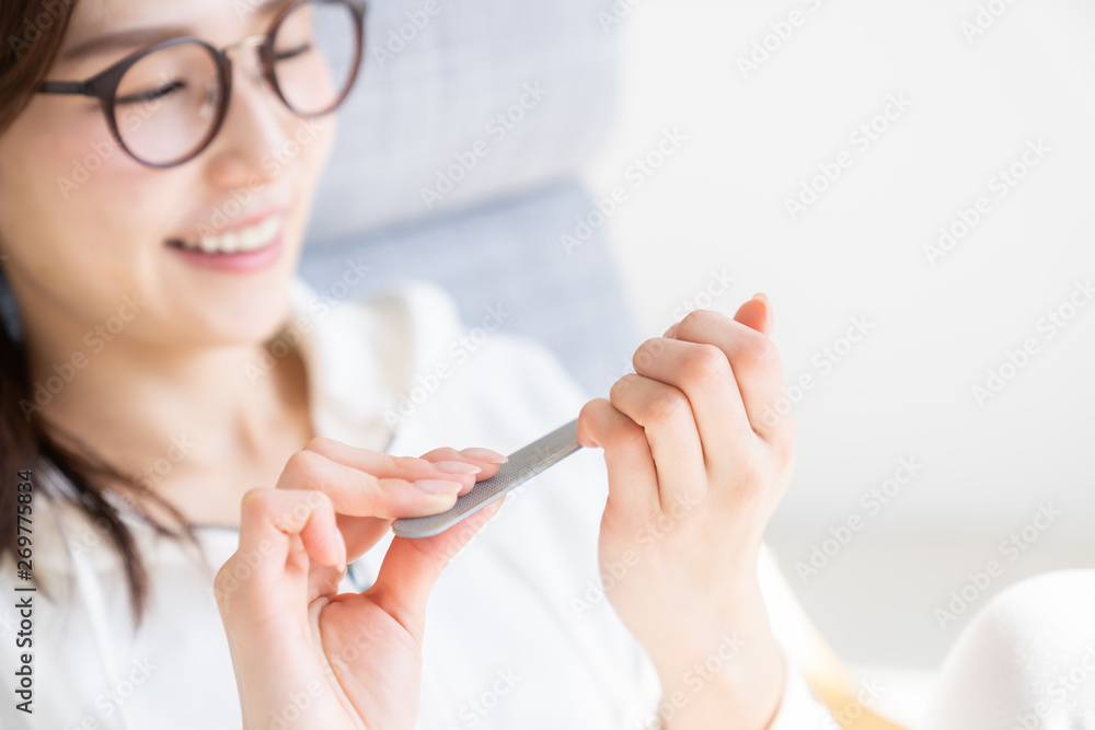 女性 爪の手入れ 女性 爪の手入れ