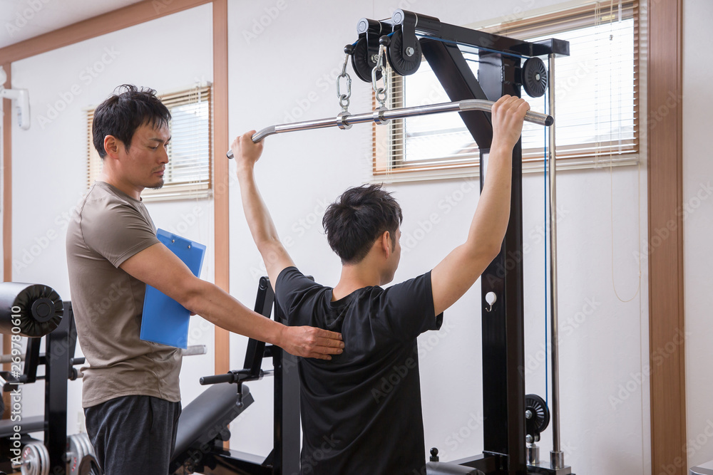 パーソナルトレーニングを受ける男性 パーソナルトレーニングを受ける男性