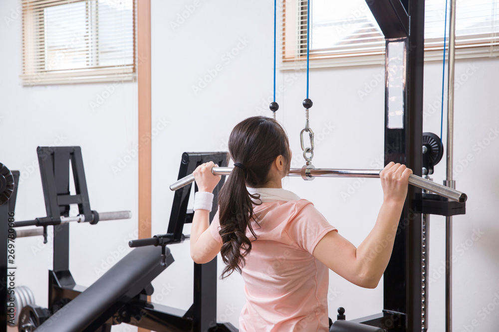 パーソナルトレーニングを受ける女性 パーソナルトレーニングを受ける女性