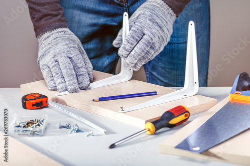 Foto Man assembling furniture using manual tools