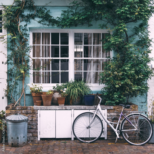 Canvas Print Bike in front of a colorful house in Notting Hill
