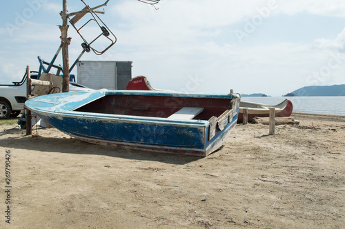 barco na praia