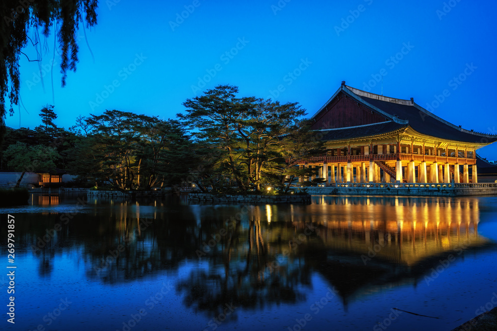 Naklejka premium gyeonghoeru pavilion at night