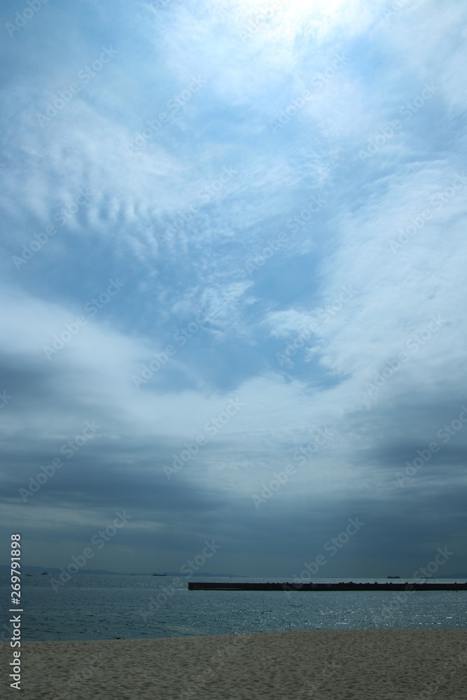 日本の秋の雲と海と砂浜と(神戸・須磨海岸)