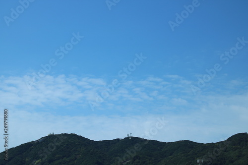 日本の秋の雲と須磨浦公園山頂(神戸・須磨)