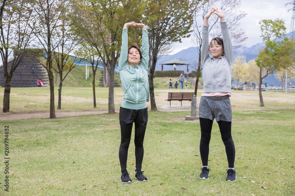Obraz premium 公園で準備運動する女性