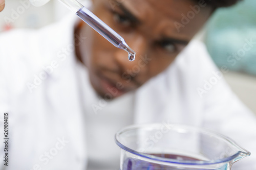 Fényképezés biochemist with flask petri sitting at a desk