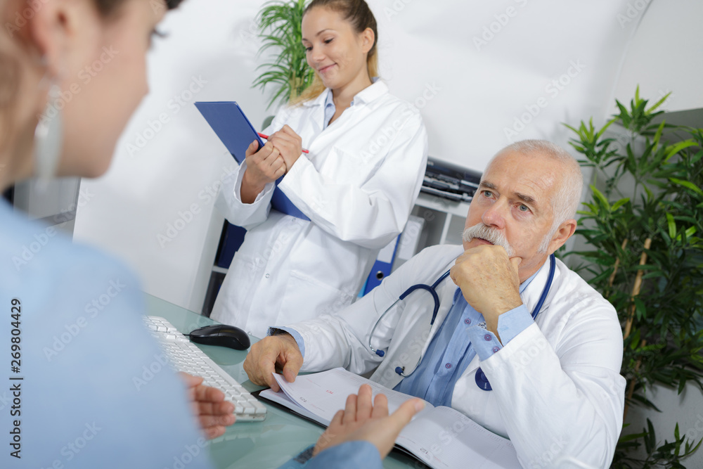Obraz premium senior doctor talking to patient