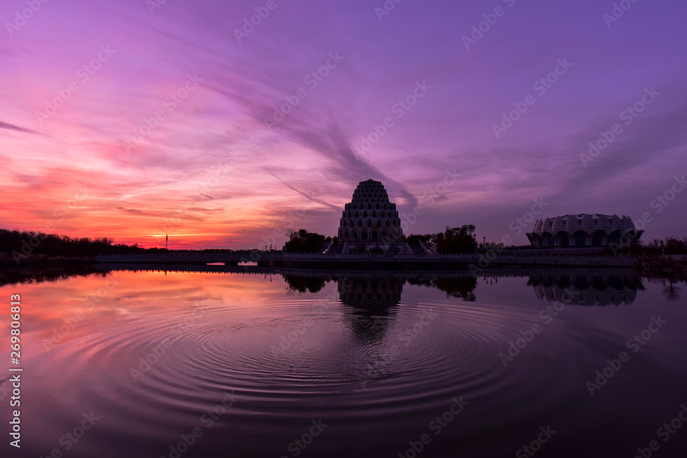 Obraz premium Close-up Silhouette of Chinese Ancient Architecture in the Background of Sunset