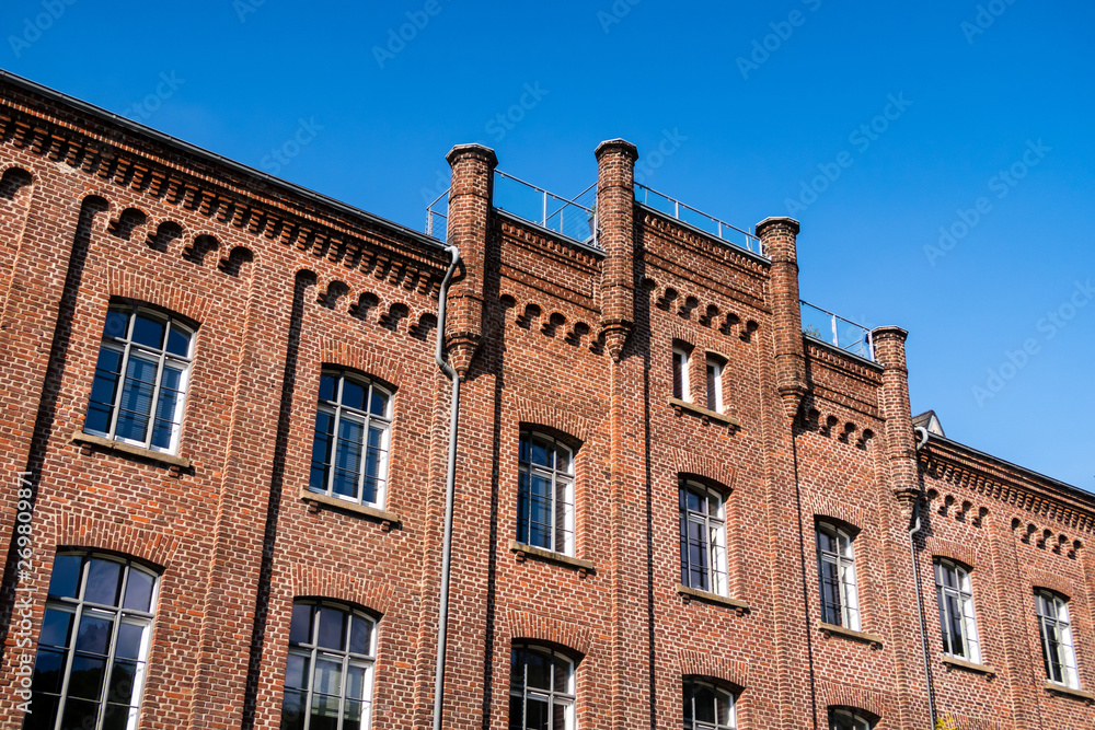 Gebäude Backstein Fassade mit blauem Himmel