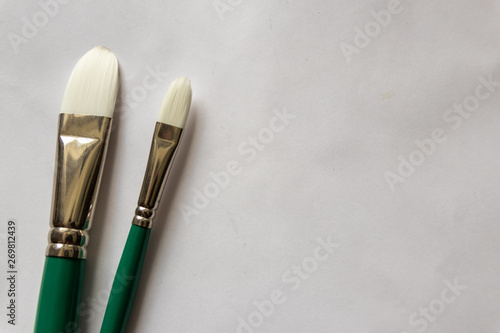 Premium-Pinsel auf weißem Blatt Papier warten auf den Einsatz im Atelier eines Malers oder Künstlers