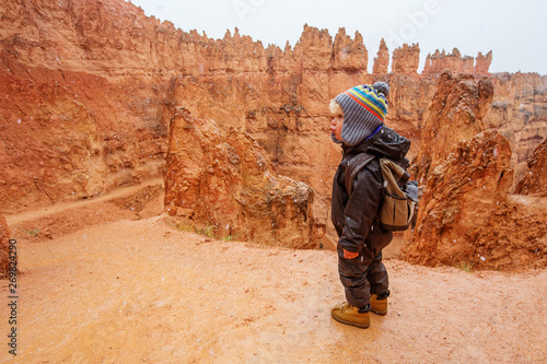 Tableau sur Toile Boy hiking in Bryce canyon National Park, Utah, USA