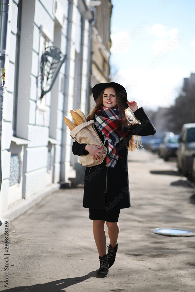 Obraz premium Girl on a walk in sunny weather