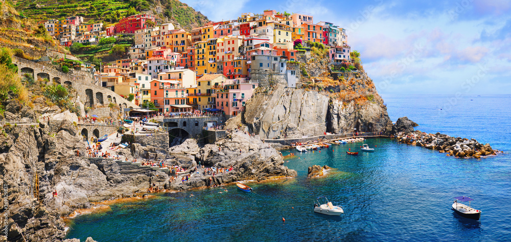 Fototapeta premium Włochy - włoski park narodowy Cinque Terre. Światowego Dziedzictwa UNESCO. Historyczne starożytne miejsce śródziemnomorskie.