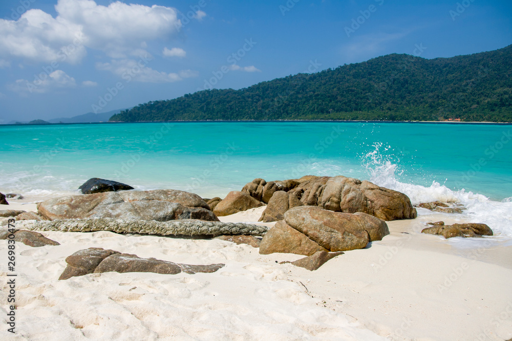 Obraz premium Paradise beach with white sand and blue sky for travel and vacation in holiday relax time