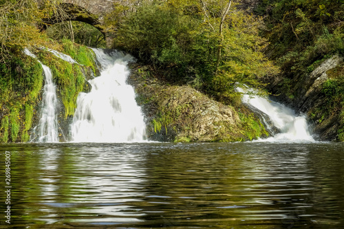 Wasserf  lle ergie  en sich in einen klaren See