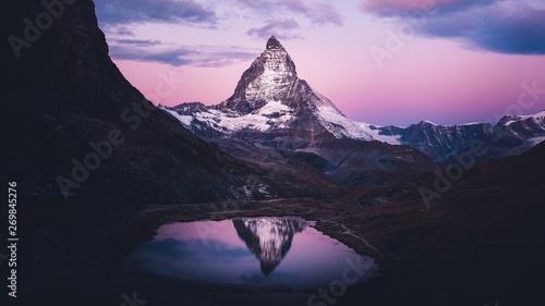 Fotografia Purple sunrise at Swiss Alps, Matterhorn, Switzerland