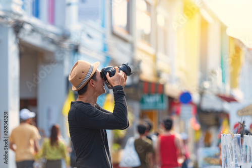 Foto Tourist sightseeing old town ,traveling concept
