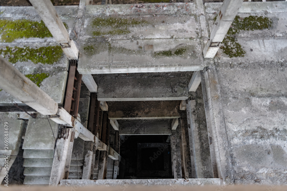 Obraz premium staircase in an unfinished building, abandoned, concrete floors, ruins, concrete elevator shaft