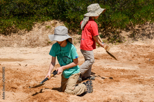 Billede på lærred Children excavating in the desert