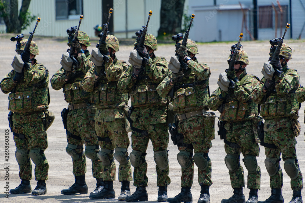 Fototapeta premium 武装した自衛官