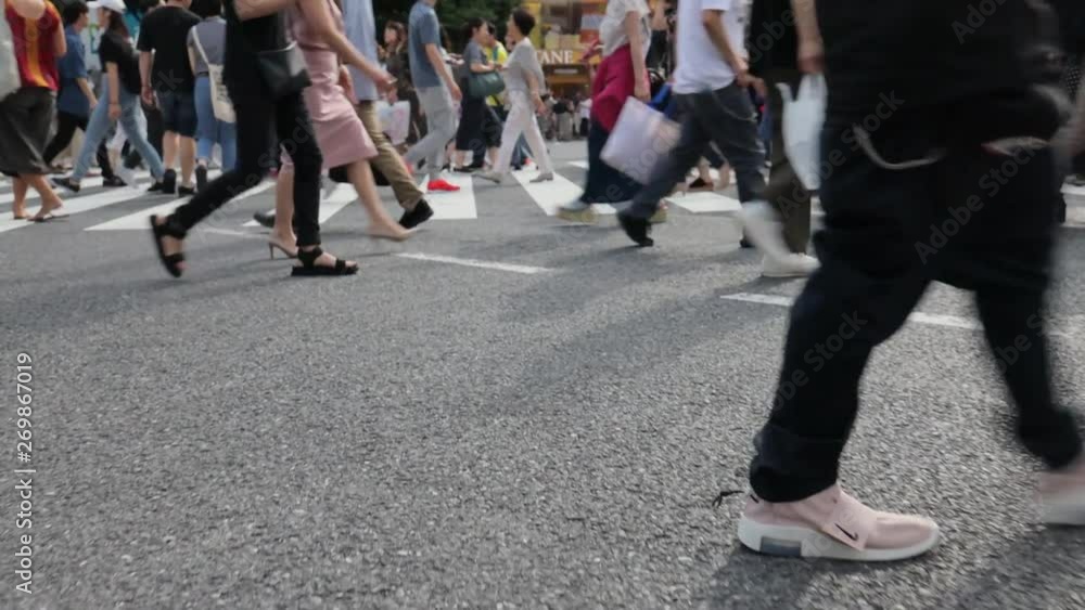 渋谷スクランブル交差点を渡る人たち 渋谷スクランブル交差点を渡る人たち
