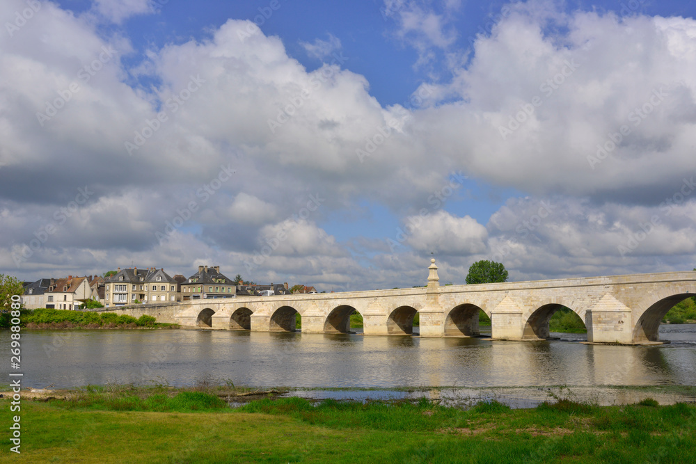 Le pont de loire à la Charité-sur-Loire (58400) département de la Nièvre en région Bourgogne-Franche-Comté, France	