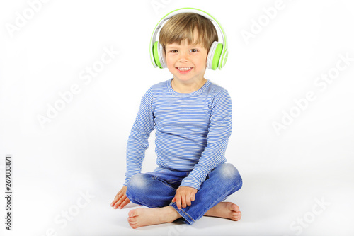 Ein dreijähriger Junge hört Musik photo
