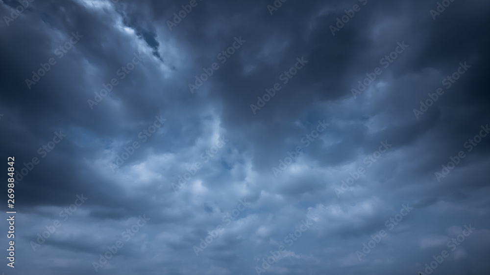 Obraz premium Strom & rainy cloud sky